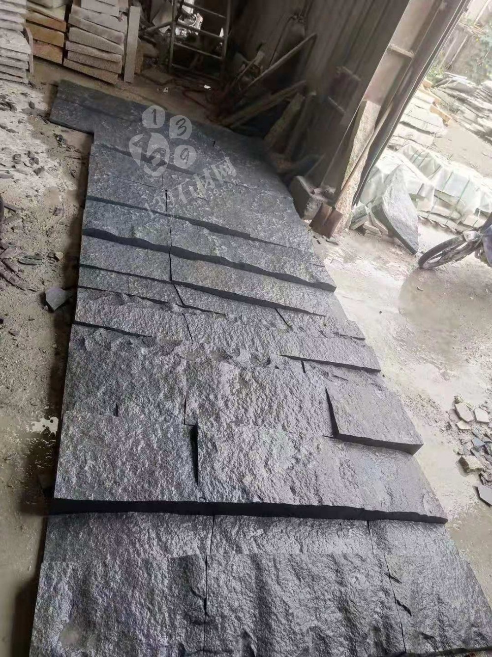 芝麻黑等黑色石材自然面復古背景墻裝飾 中國風的韻味 世界流行