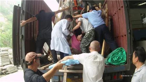 事發蘇州:數噸石板卸貨時掉落,工人被砸失去意識,民警火速救援