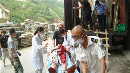 事發蘇州:數噸石板卸貨時掉落,工人被砸失去意識,民警火速救援