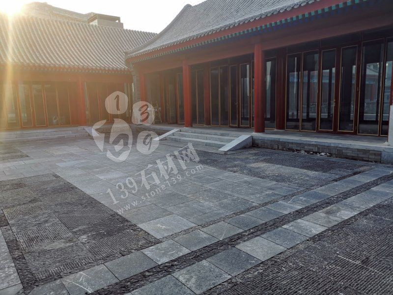 使用青石火燒面、手鑿面、菠蘿面打造的中式復古風庭院