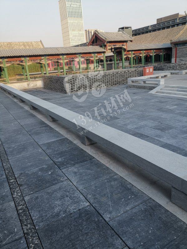 使用青石火燒面、手鑿面、菠蘿面打造的中式復古風庭院