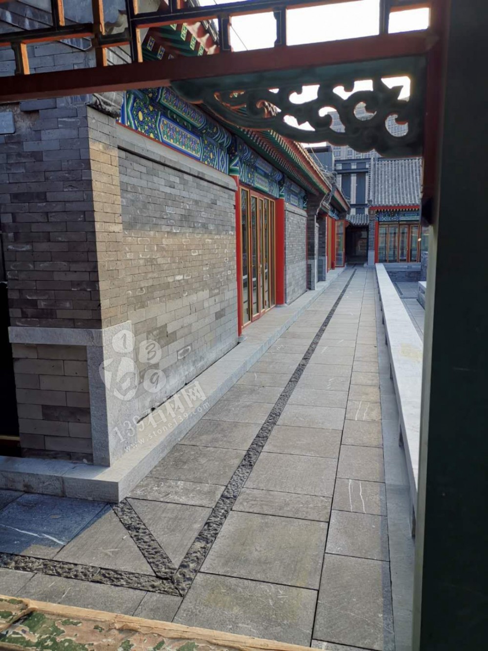 使用青石火燒面、手鑿面、菠蘿面打造的中式復古風庭院