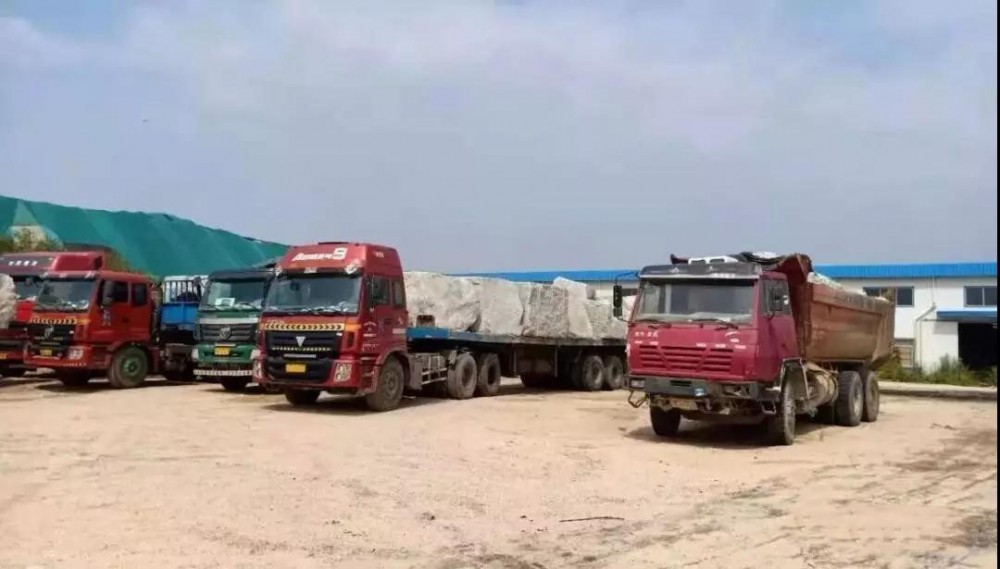 山東招遠(yuǎn)交警夜間查獲8輛嚴(yán)重超載石材大貨車