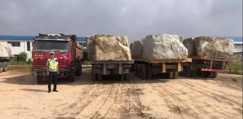 山東招遠(yuǎn)交警夜間查獲8輛嚴(yán)重超載石材大貨車