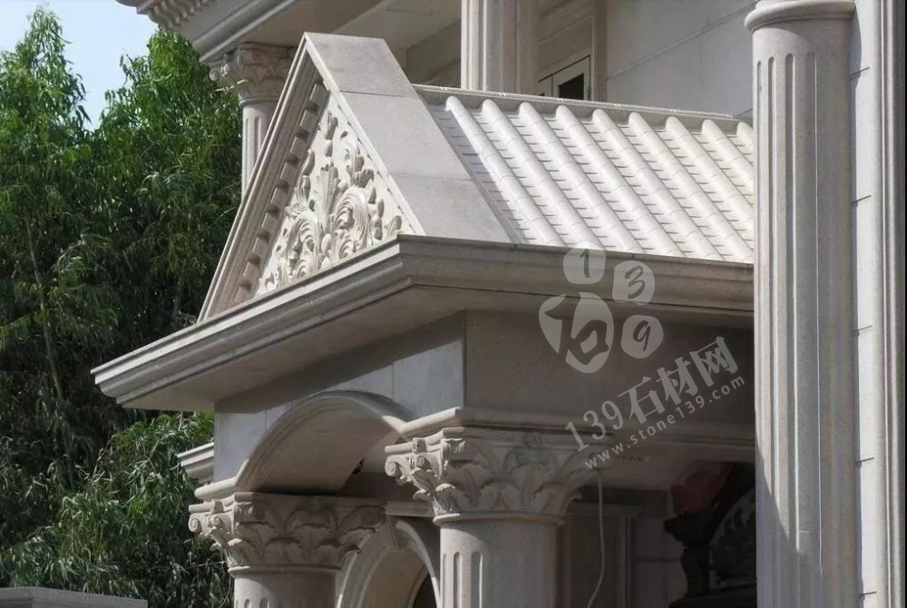 在農村現在還流行蓋的別墅用的是歐式石材門頭