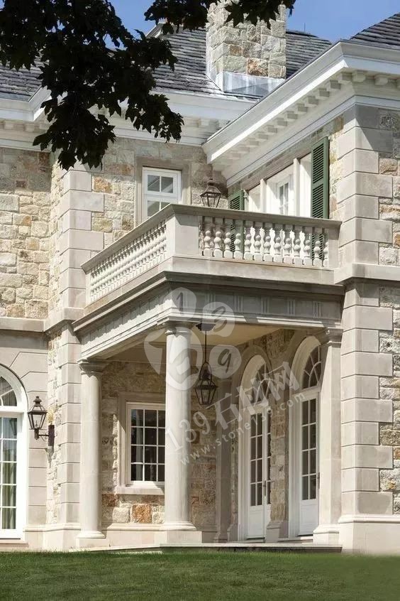 在農村現在還流行蓋的別墅用的是歐式石材門頭