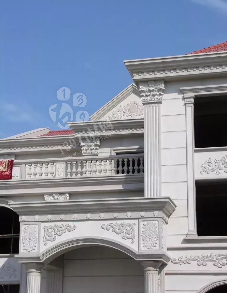 在農村現在還流行蓋的別墅用的是歐式石材門頭