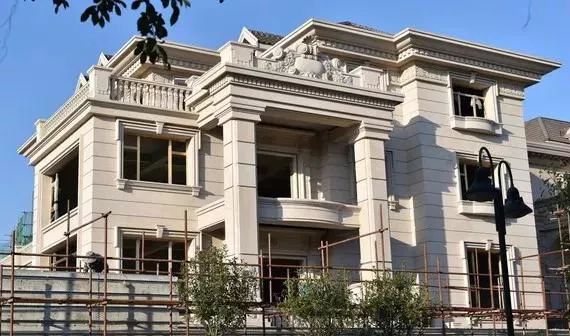 在農村現在還流行蓋的別墅用的是歐式石材門頭