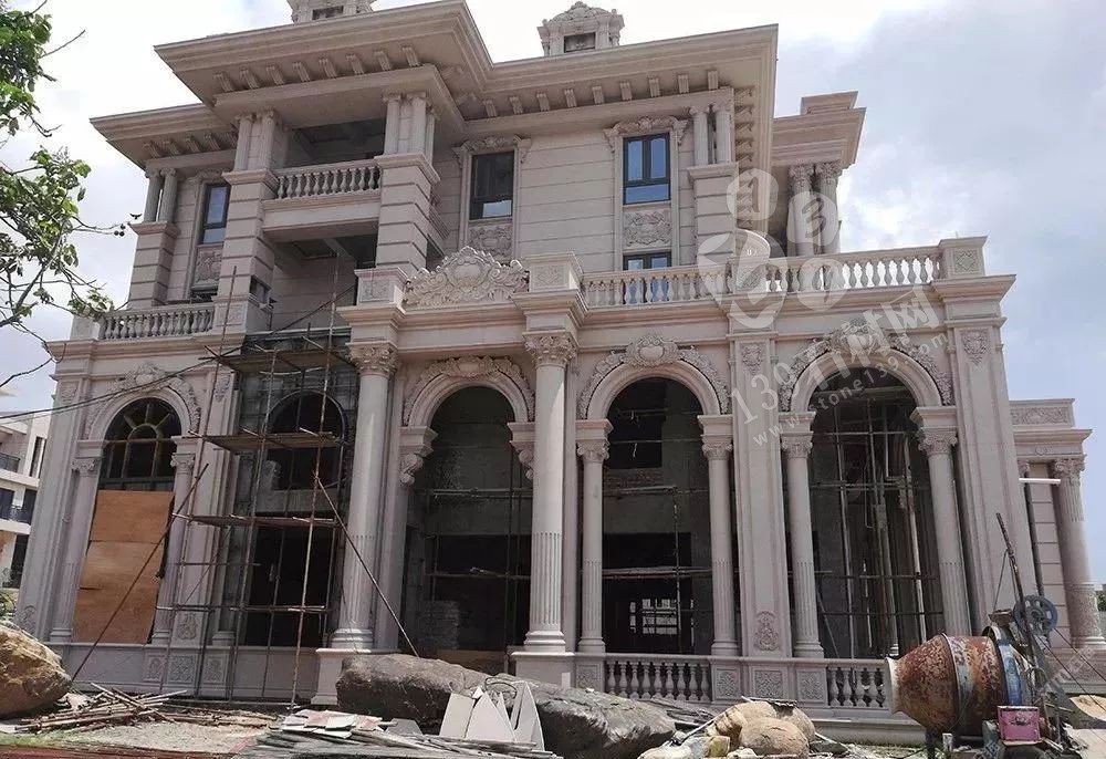 在農村現在還流行蓋的別墅用的是歐式石材門頭