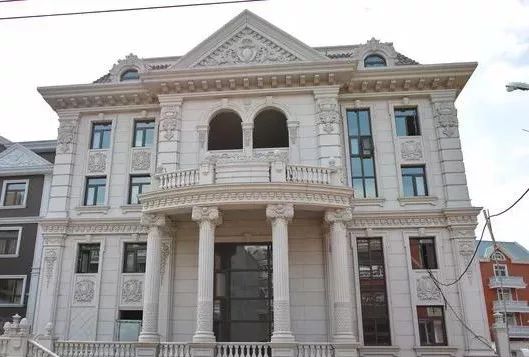 在農村現在還流行蓋的別墅用的是歐式石材門頭