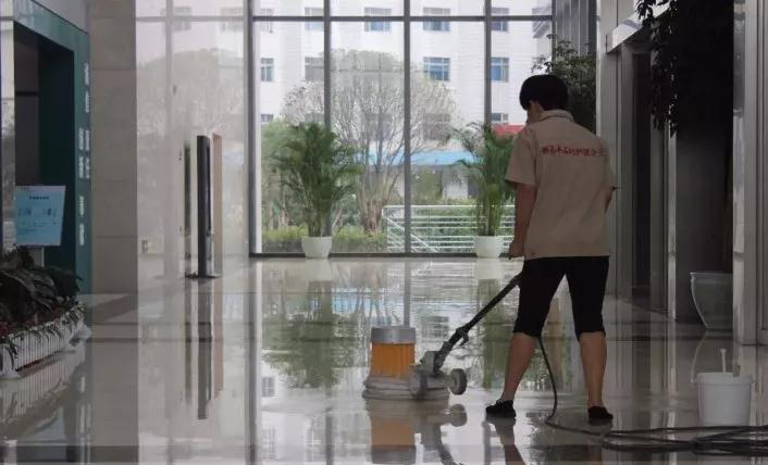 如何去除大理石上的水泥斑？