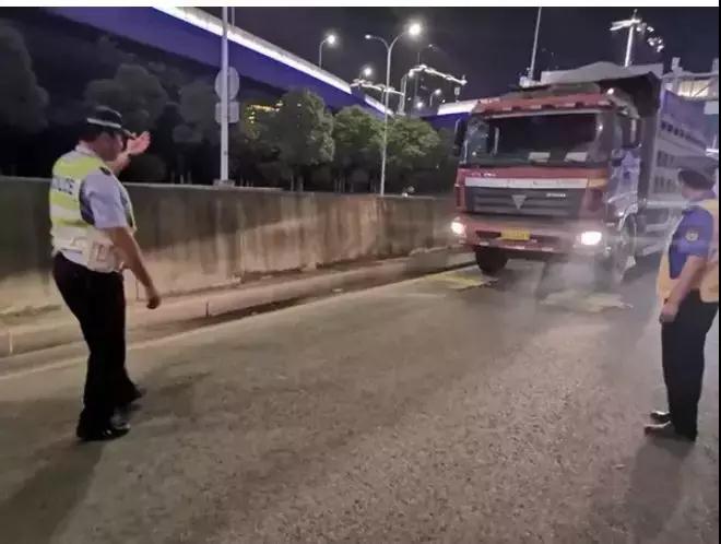 大半個中國嚴查貨車超載，石材運輸價格齊漲！