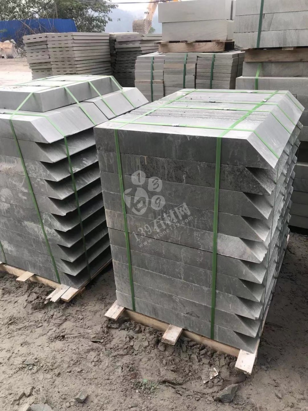 達州輝騰石材專業提供青石路沿石、欄桿、地鋪石、臺階石的園林青石產品