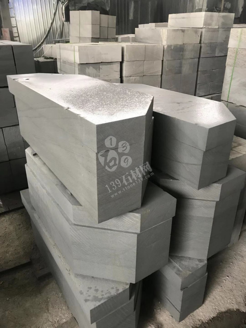 達州輝騰石材專業提供青石路沿石、欄桿、地鋪石、臺階石的園林青石產品