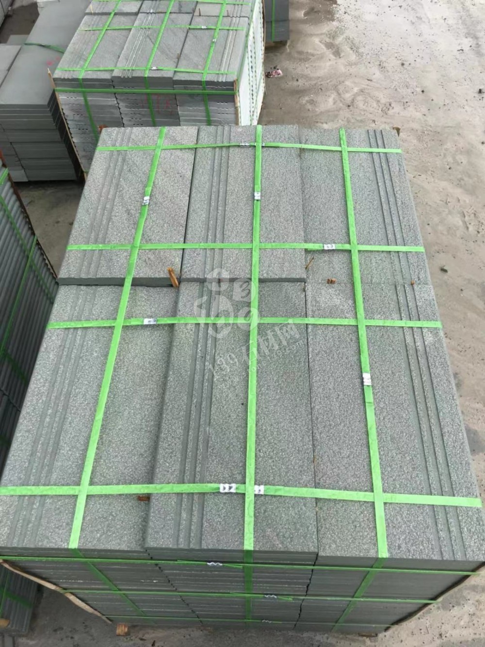 達州輝騰石材專業提供青石路沿石、欄桿、地鋪石、臺階石的園林青石產品