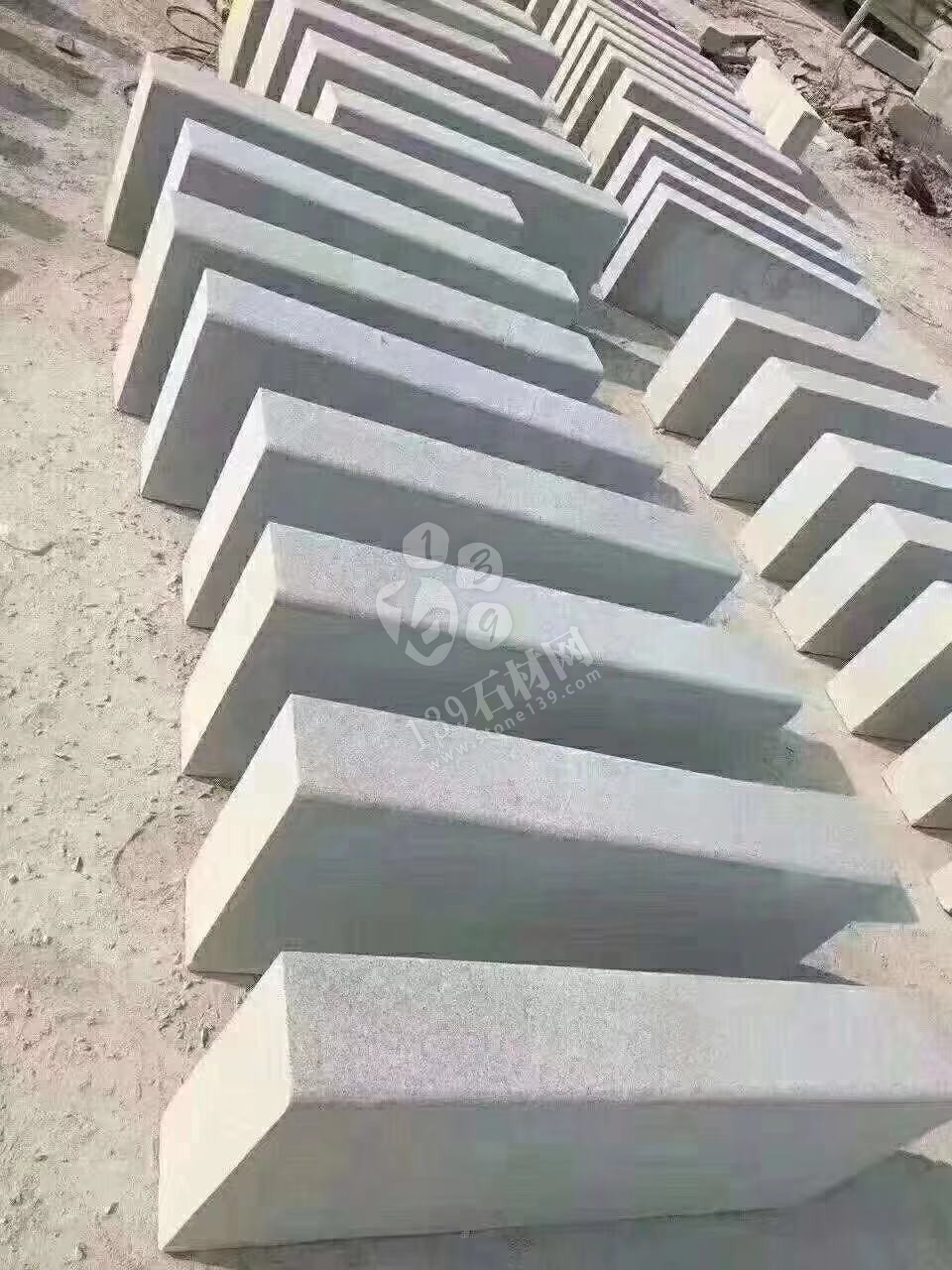 達州輝騰石材專業提供青石路沿石、欄桿、地鋪石、臺階石的園林青石產品