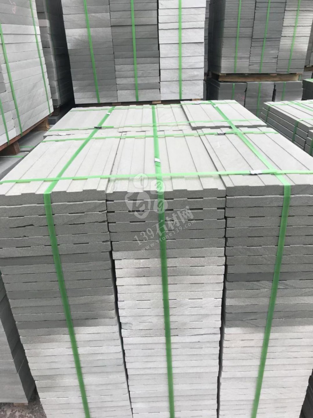 達州輝騰石材專業提供青石路沿石、欄桿、地鋪石、臺階石的園林青石產品