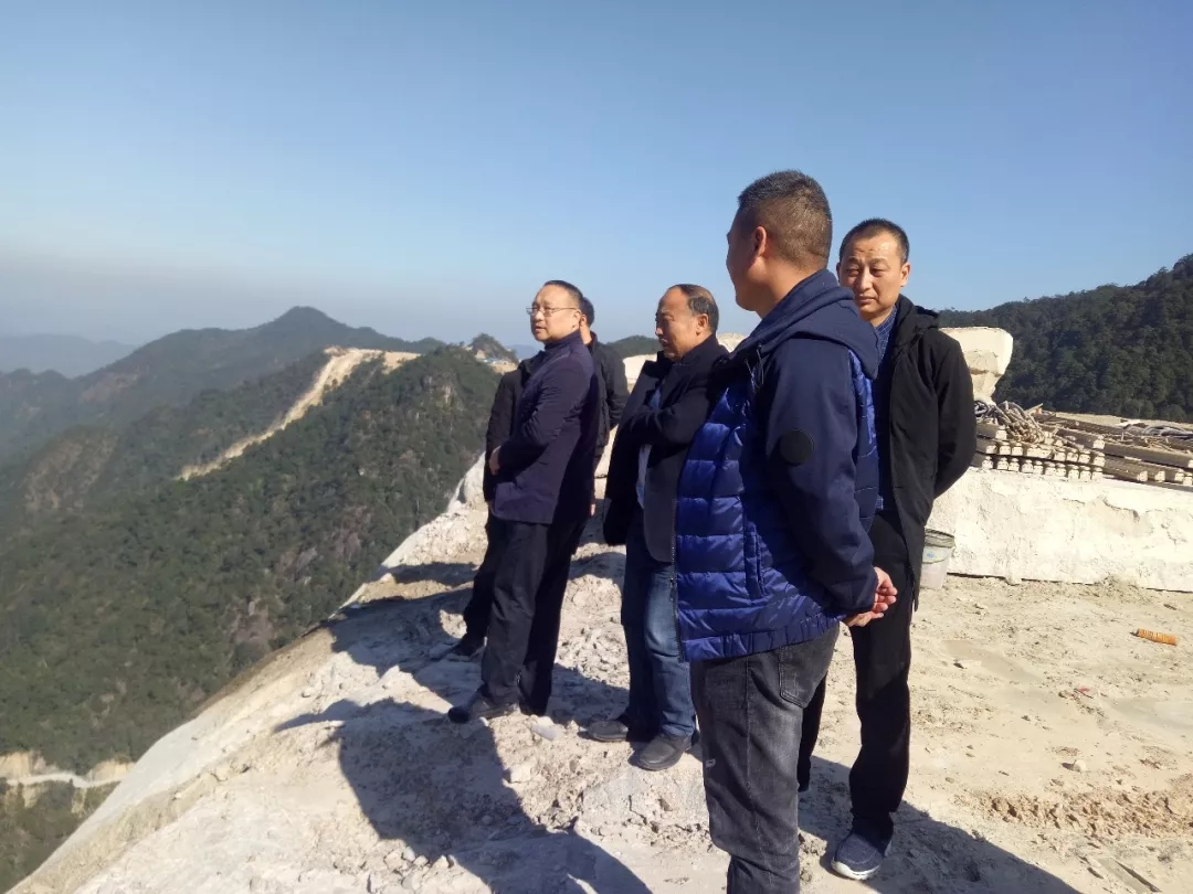 德興市委常委、市紀(jì)委書記、市監(jiān)委主任李元濤到龍頭山鄉(xiāng)現(xiàn)場(chǎng)督導(dǎo)石材整治工作