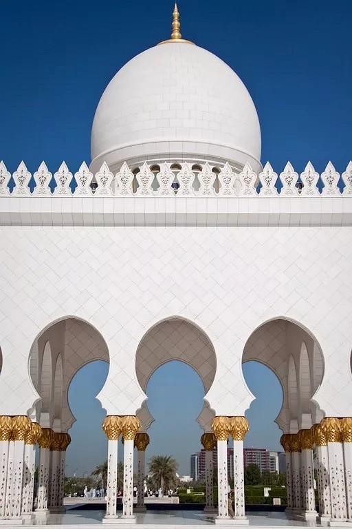 阿聯酋首都阿布扎比大清真寺通體漢白玉包裹，耗費46噸黃金，耗時12年.