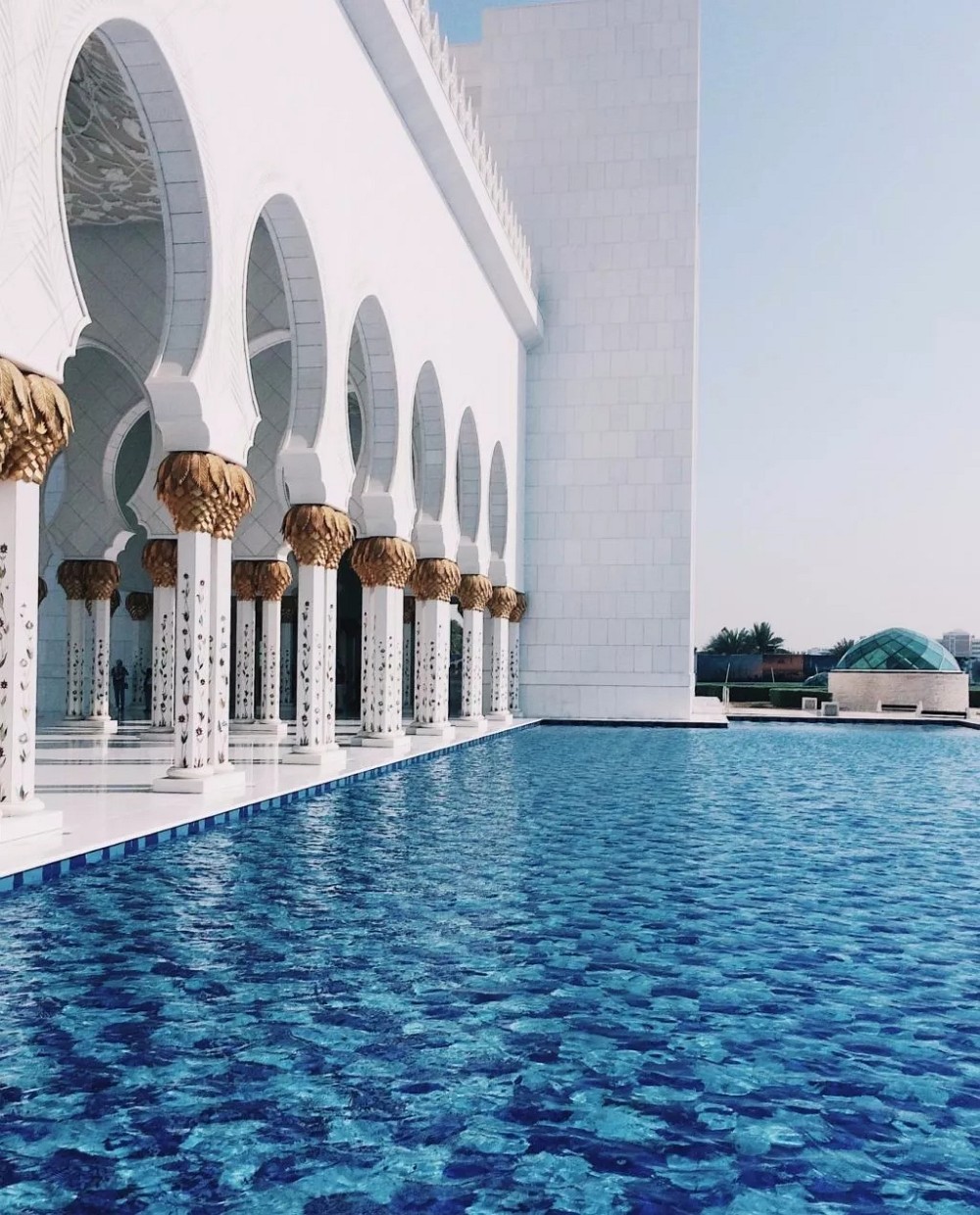 阿聯酋首都阿布扎比大清真寺通體漢白玉包裹，耗費46噸黃金，耗時12年.