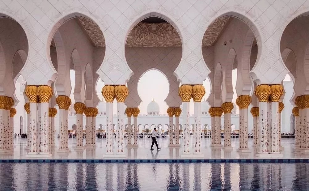 阿聯酋首都阿布扎比大清真寺通體漢白玉包裹，耗費46噸黃金，耗時12年.