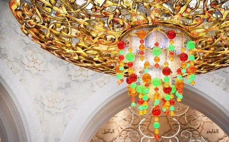 阿聯酋首都阿布扎比大清真寺通體漢白玉包裹，耗費46噸黃金，耗時12年.