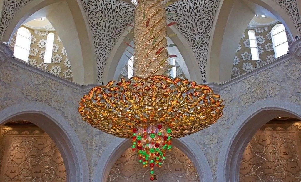 阿聯酋首都阿布扎比大清真寺通體漢白玉包裹，耗費46噸黃金，耗時12年.