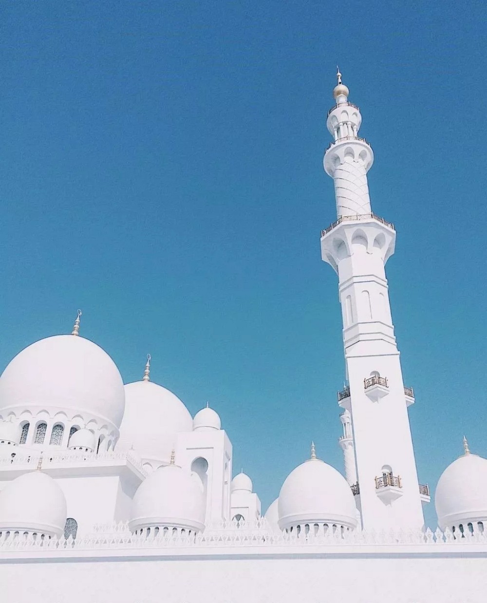阿聯酋首都阿布扎比大清真寺通體漢白玉包裹，耗費46噸黃金，耗時12年.