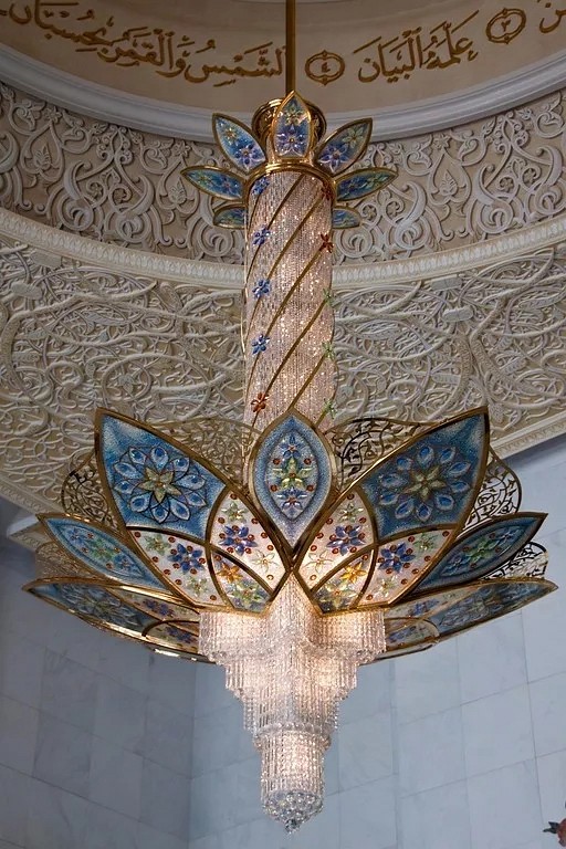 阿聯酋首都阿布扎比大清真寺通體漢白玉包裹，耗費46噸黃金，耗時12年.