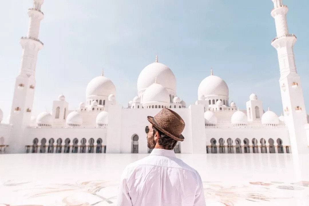 阿聯酋首都阿布扎比大清真寺通體漢白玉包裹，耗費46噸黃金，耗時12年.
