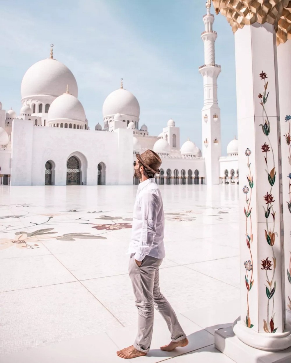 阿聯酋首都阿布扎比大清真寺通體漢白玉包裹，耗費46噸黃金，耗時12年.