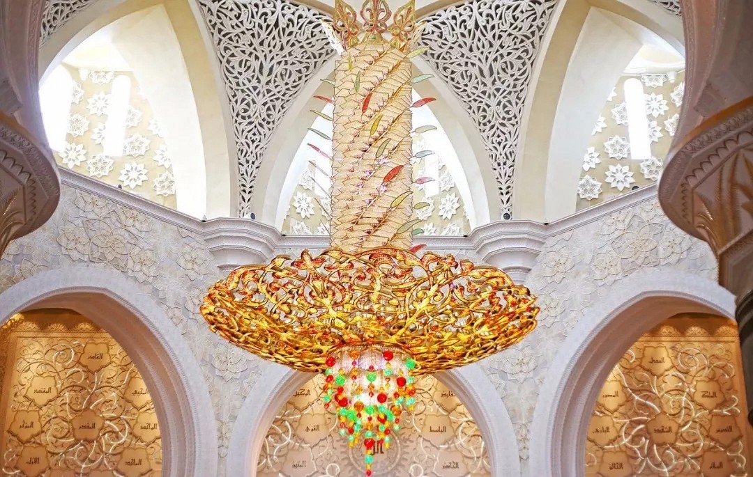 阿聯酋首都阿布扎比大清真寺通體漢白玉包裹，耗費46噸黃金，耗時12年.