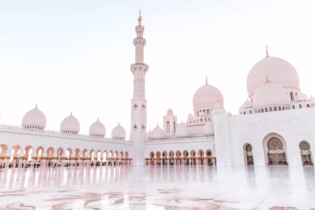 阿聯酋首都阿布扎比大清真寺通體漢白玉包裹，耗費46噸黃金，耗時12年.
