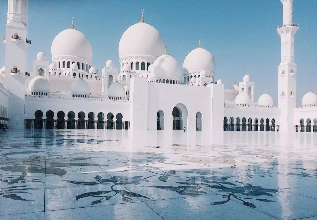 阿聯酋首都阿布扎比大清真寺通體漢白玉包裹，耗費46噸黃金，耗時12年.