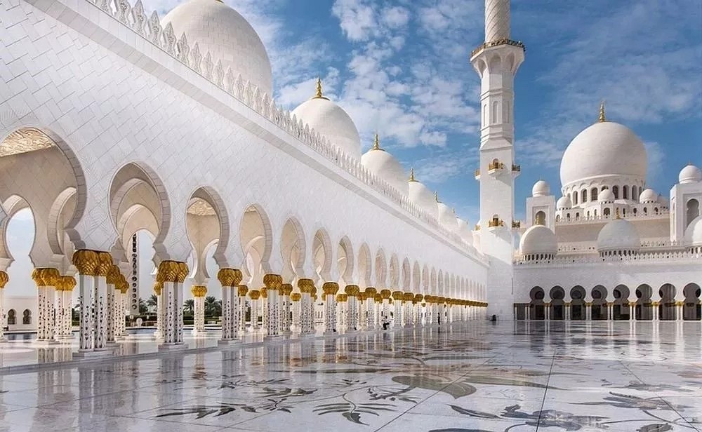 阿聯酋首都阿布扎比大清真寺通體漢白玉包裹，耗費46噸黃金，耗時12年.