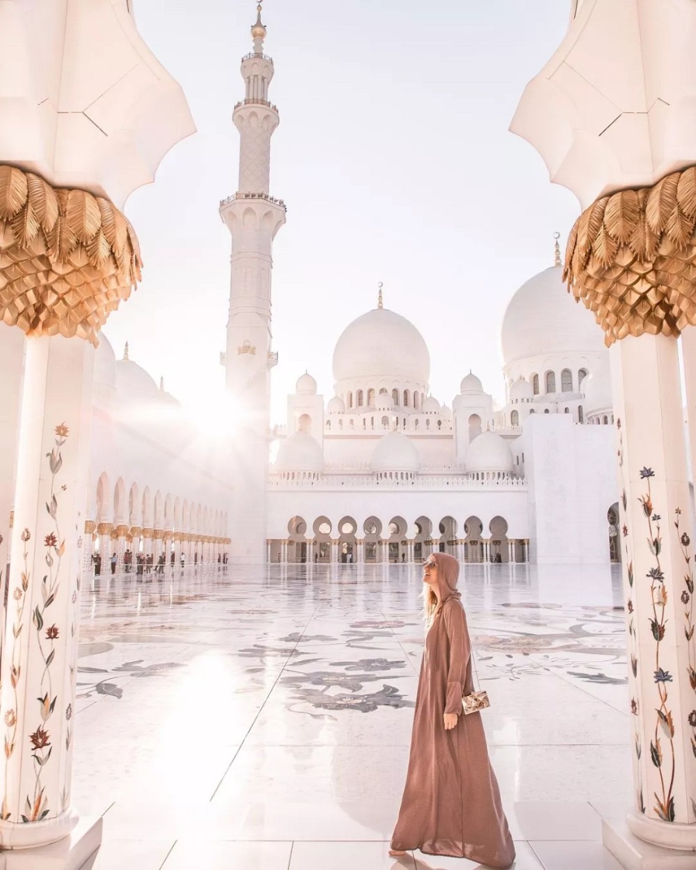 阿聯酋首都阿布扎比大清真寺通體漢白玉包裹，耗費46噸黃金，耗時12年.
