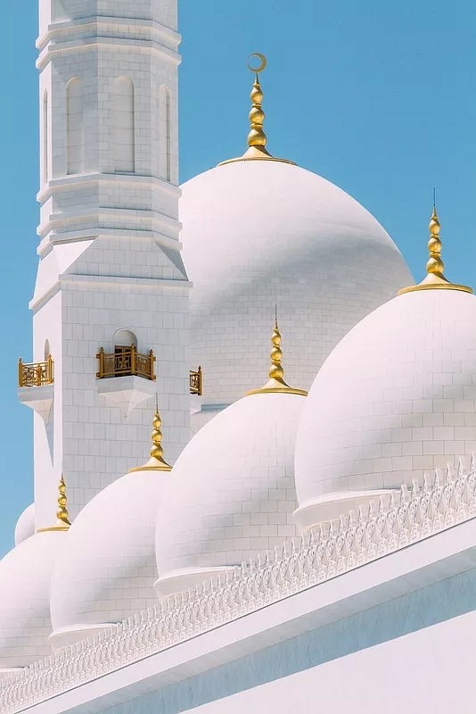 阿聯酋首都阿布扎比大清真寺通體漢白玉包裹，耗費46噸黃金，耗時12年.