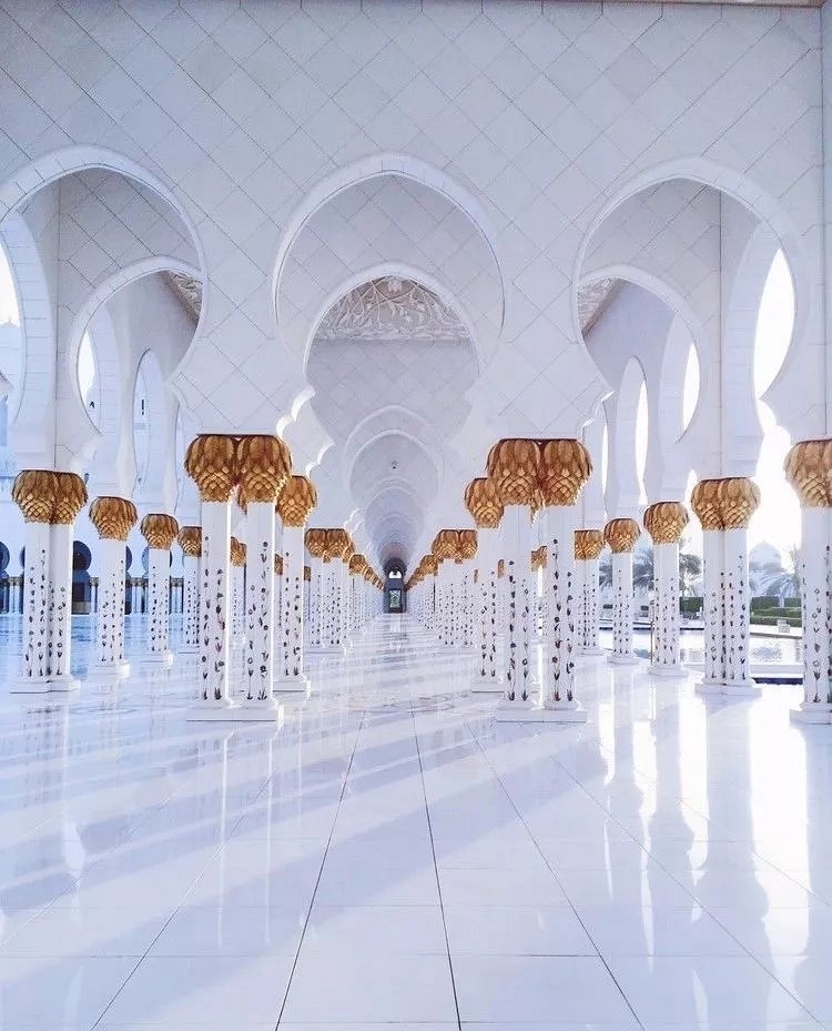 阿聯酋首都阿布扎比大清真寺通體漢白玉包裹，耗費46噸黃金，耗時12年.