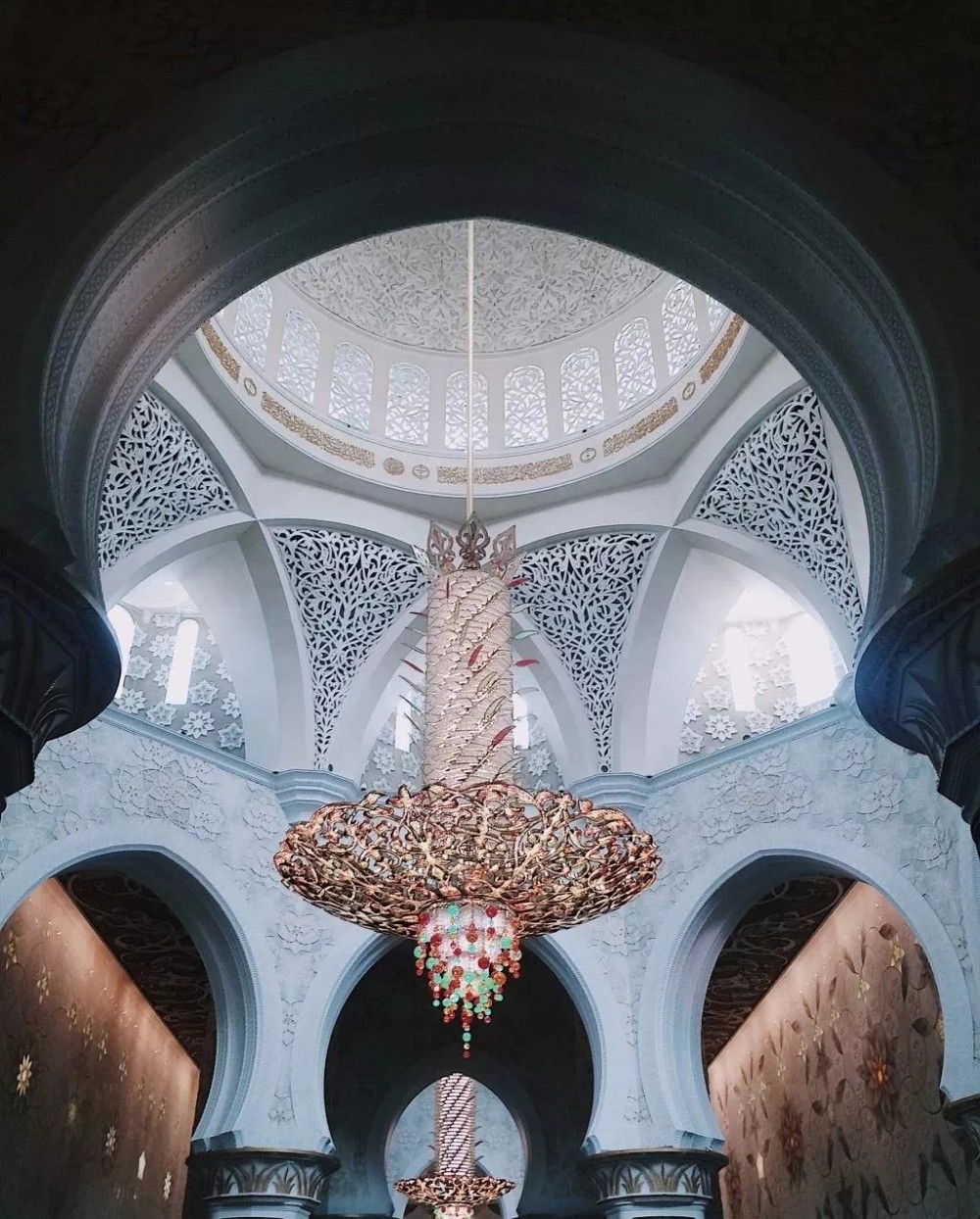 阿聯酋首都阿布扎比大清真寺通體漢白玉包裹，耗費46噸黃金，耗時12年.