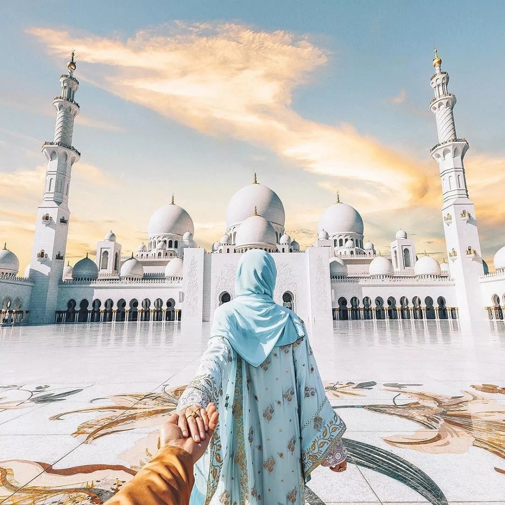 阿聯酋首都阿布扎比大清真寺通體漢白玉包裹，耗費46噸黃金，耗時12年.