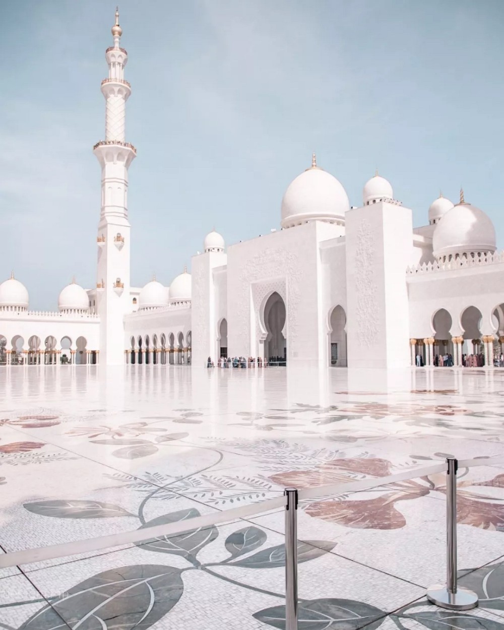 阿聯酋首都阿布扎比大清真寺通體漢白玉包裹，耗費46噸黃金，耗時12年.
