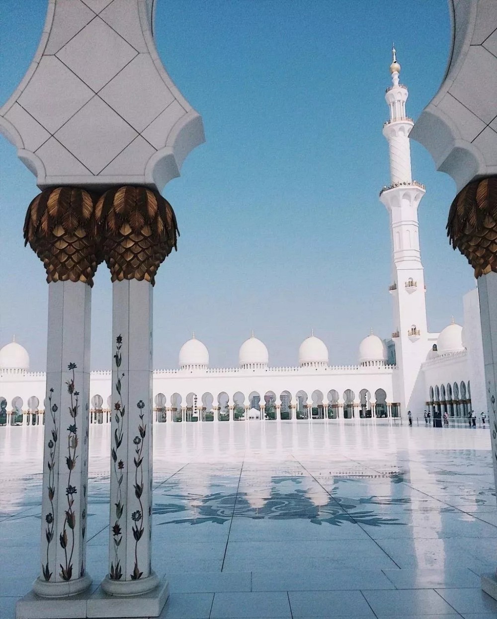 阿聯酋首都阿布扎比大清真寺通體漢白玉包裹，耗費46噸黃金，耗時12年.