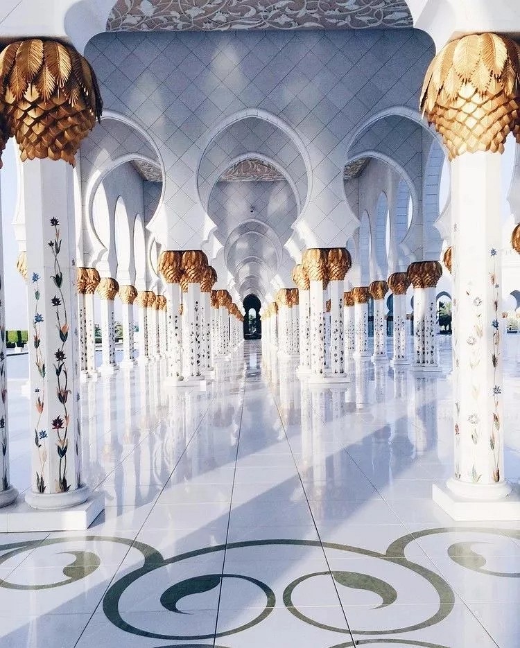 阿聯酋首都阿布扎比大清真寺通體漢白玉包裹，耗費46噸黃金，耗時12年.