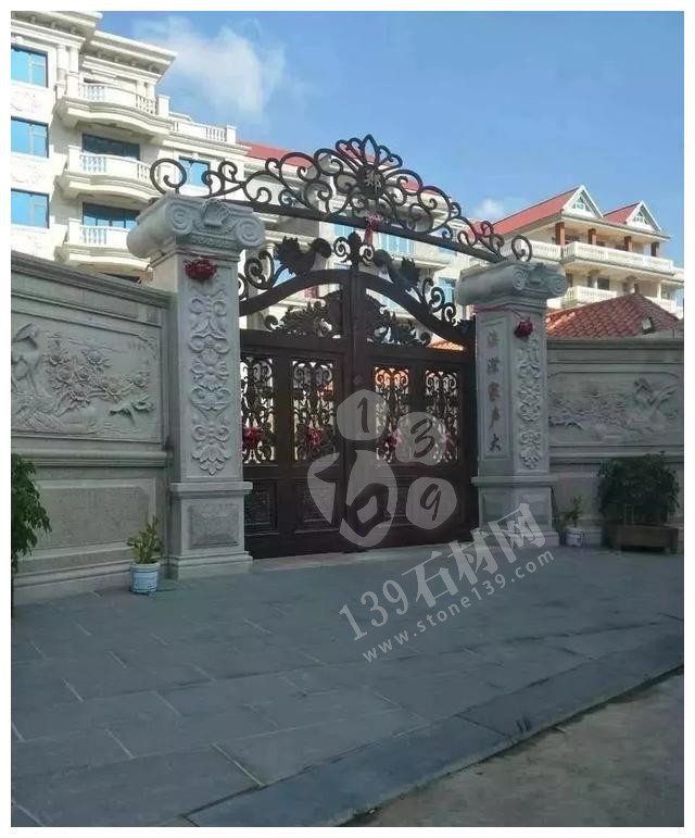 別人家的大門和圍欄讓人羨慕不已，全用大理石，華麗又大氣