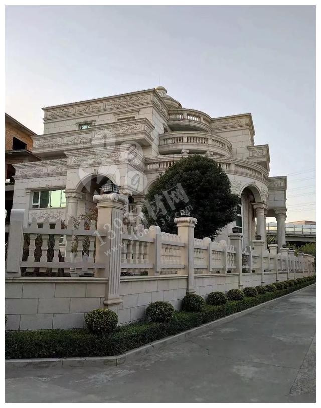 別人家的大門和圍欄讓人羨慕不已，全用大理石，華麗又大氣