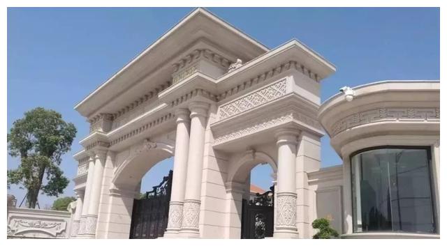 別人家的大門和圍欄讓人羨慕不已，全用大理石，華麗又大氣