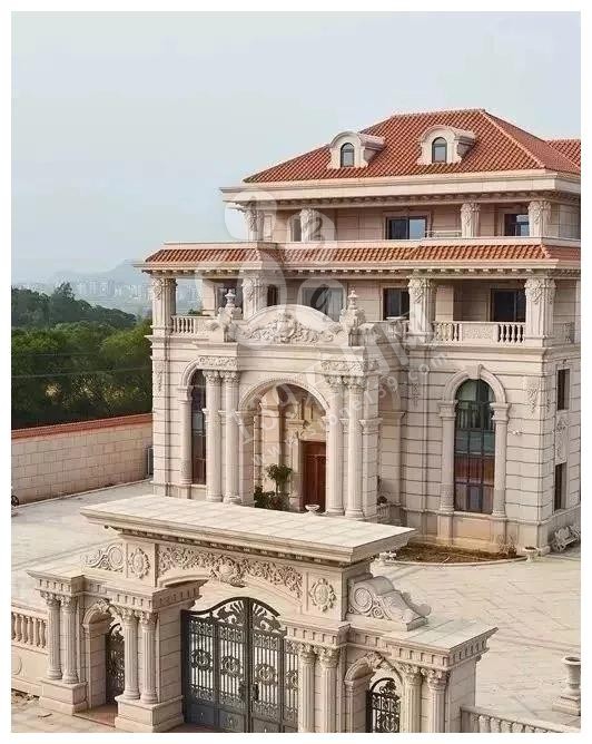 別人家的大門和圍欄讓人羨慕不已，全用大理石，華麗又大氣