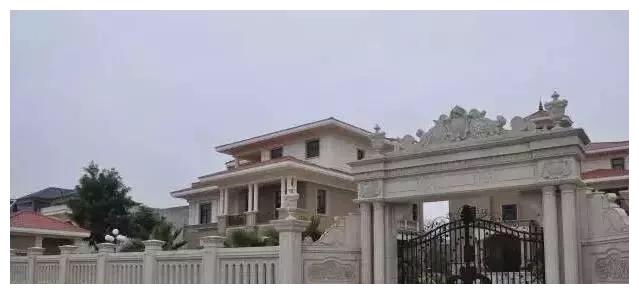 別人家的大門和圍欄讓人羨慕不已，全用大理石，華麗又大氣