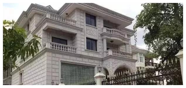 別人家的大門和圍欄讓人羨慕不已，全用大理石，華麗又大氣