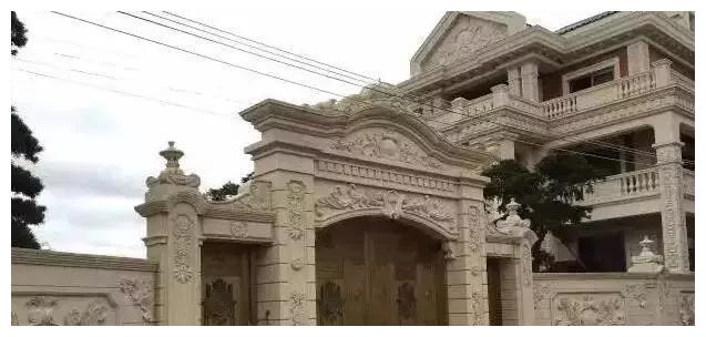 別人家的大門和圍欄讓人羨慕不已，全用大理石，華麗又大氣